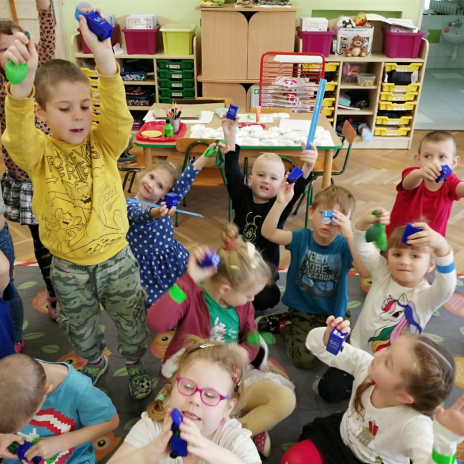 zdjęcie dzieci trzymających upominki za udział w zajęciach