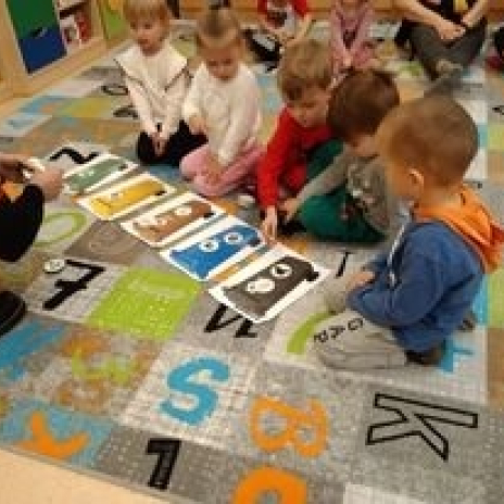 Dzieci z najstarszej grupy w czasie gry polegającej na wyrzuceniu odpadów do odpowiedniego pojemnika.